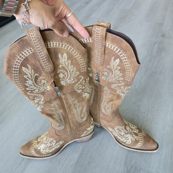 Embroidered Tan Western Cowboy Boots - Picture 11 of 15